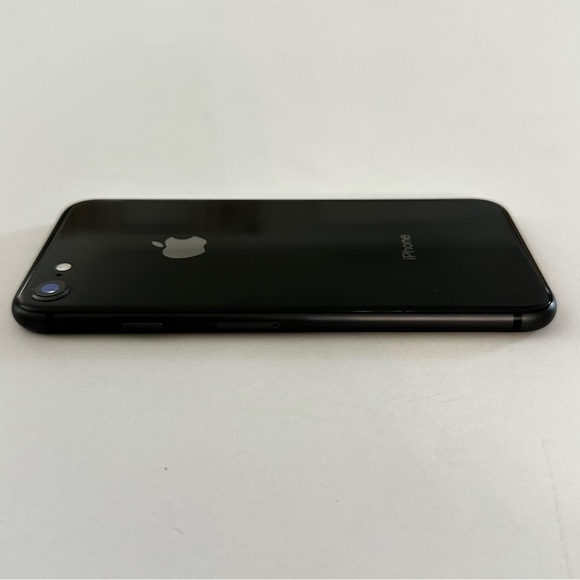 iPhone 8 - 64GB - Space Gray - Model A1905 with original NEW Earbuds - Picture 9 of 12